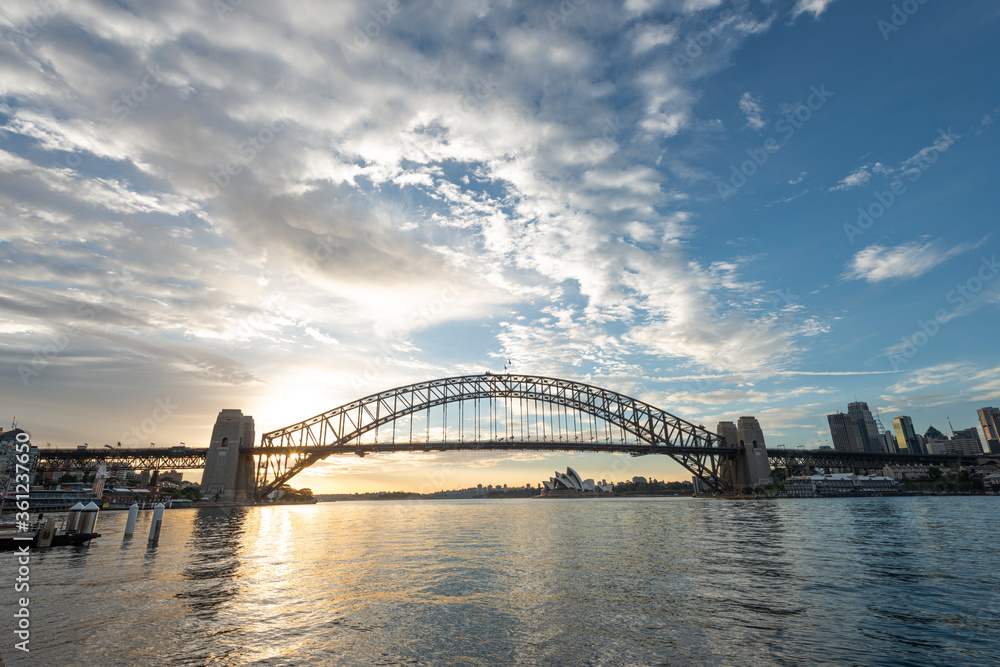 Obraz premium Sydney Harbour bridge with beautiful sunrise.