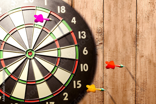 Obraz na płótnie Arrow missing the target in the darts