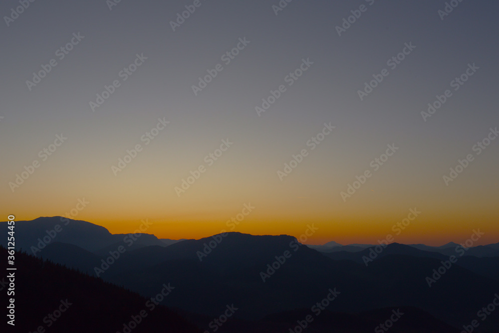 Silhouetten der Alpen im Sonnenuntergang Silhouetten der Alpen im Sonnenuntergang