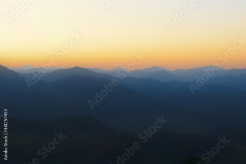 Silhouetten der Alpen im Sonnenuntergang