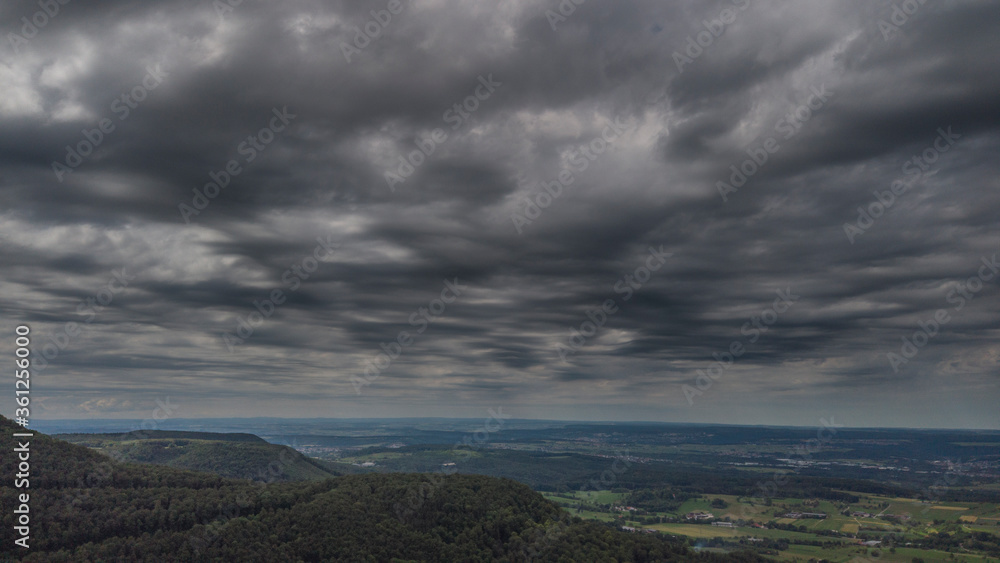 Fototapeta premium Dichte Wolken über dem Land