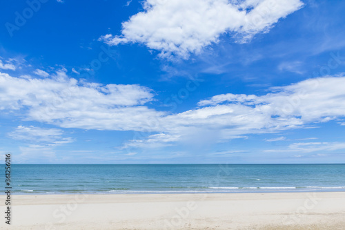 Fototapeta Naklejka Na Ścianę i Meble -  Beautiful sky with beach and tropical sea