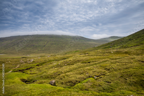 Die wundervolle, wilde Landschaft der Färöerinseln im Nordatlantik © EinBlick