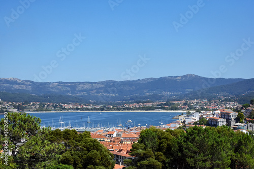 Vista del pueblo de Baiona (Galicia - España) y su costa desde el mirador de la Virgen de la Roca.