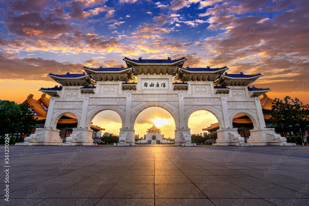 Obraz premium Nocna sala pamięci Czang Kaj szeka w Tajpej na Tajwanie. Tłumaczenie: „Plac Wolności”.