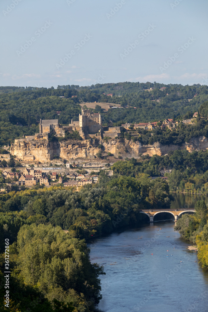  The medieval Chateau de Beynac rising on a limestone cliff above the Dordogne River seen from Castelnaud. France, Dordogne department, Beynac-et-Cazenac