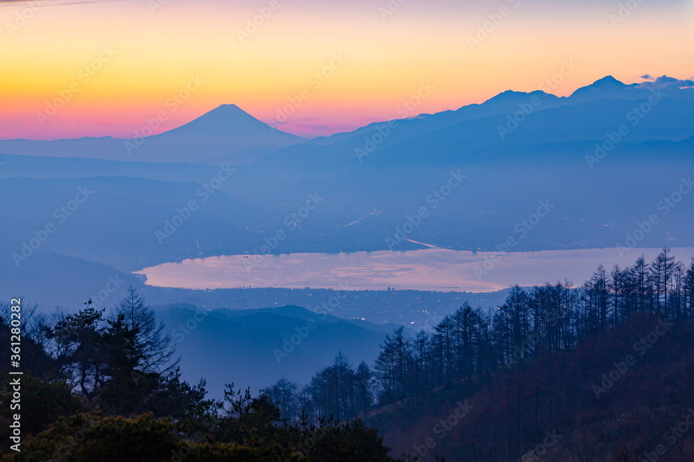 富士山と諏訪湖、長野県岡谷市高ボッチ高原にて