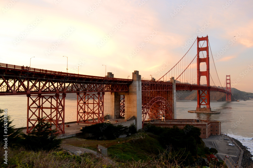 Obraz premium San Francisco 2013, The smooth curves of the Golden gate Bridge at sun set time