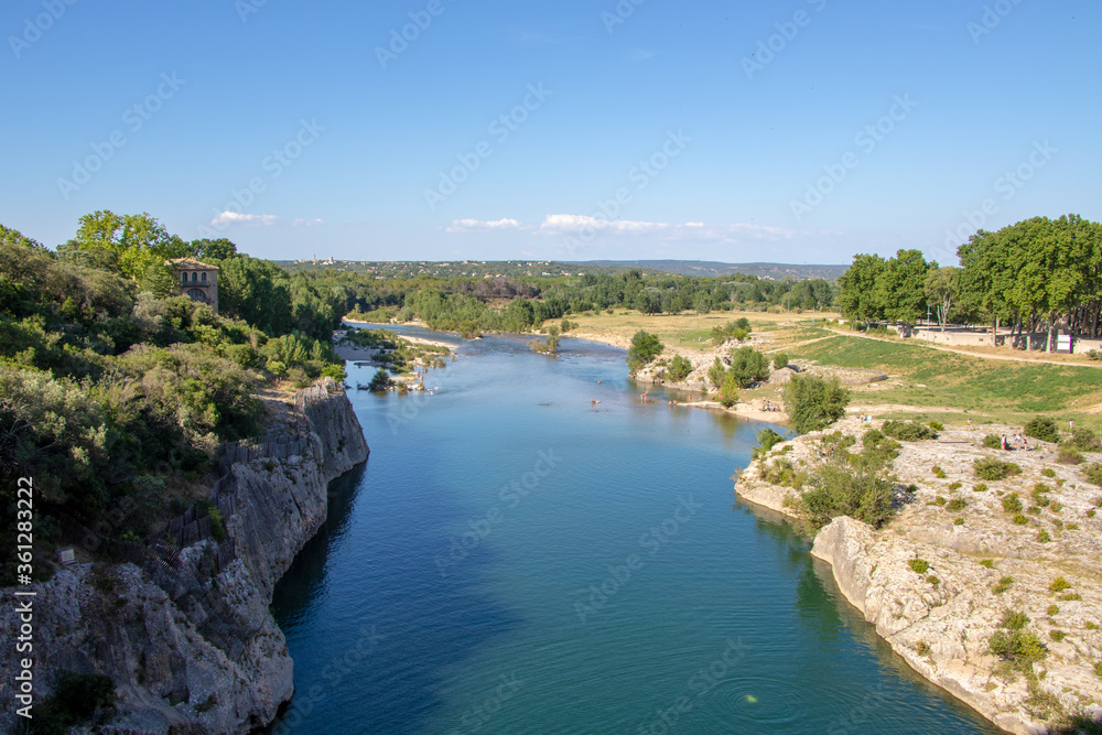 Vue depuis le Pont du Gard sur la rivière du Gardon 
