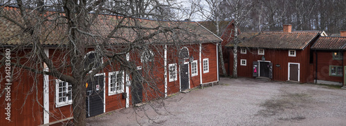 Fotografía View of traditional timber houses with deep Falu red or falun red paint in the o