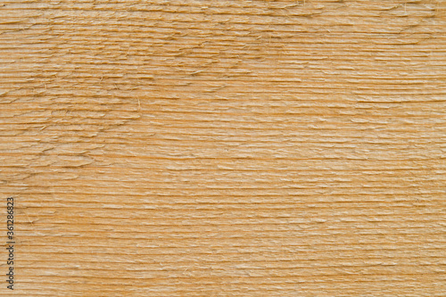 Planche de bois brut.