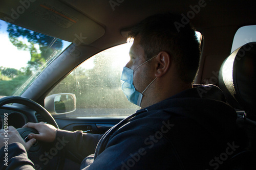 Man driving a medical mask © Лусине Хачатрян