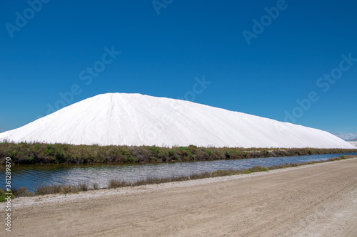 Vue d'une montage de sel au Salin d'AIgues-Mortes