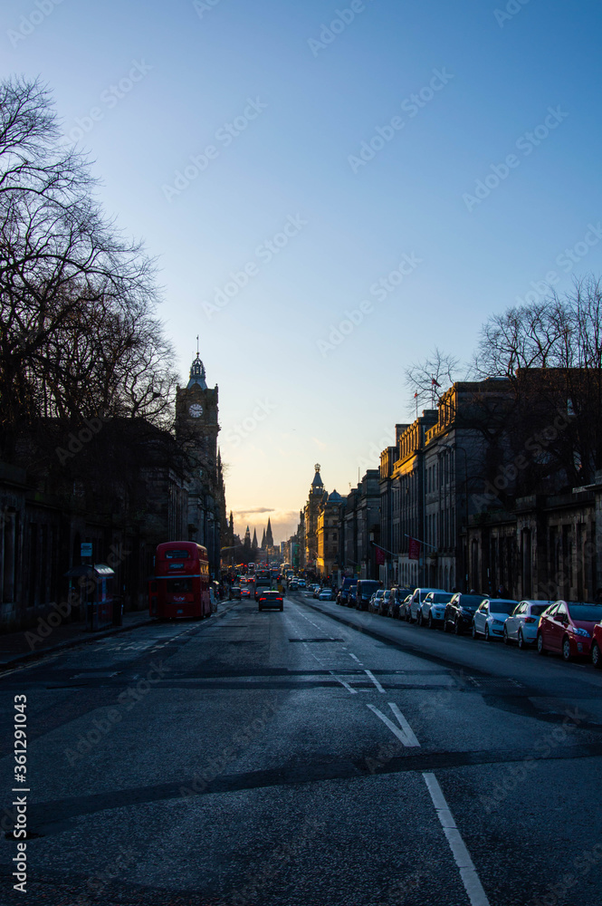 Obraz premium Sunset over Edinburgh, Princes Street 