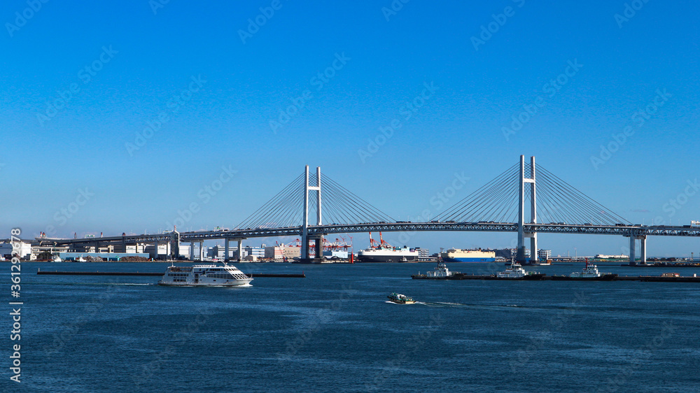 横浜港　大桟橋から見える船と海