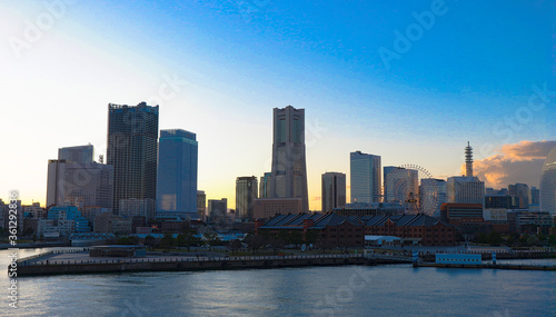 横浜港　大桟橋から見える青空と街 © 豪 瓜生