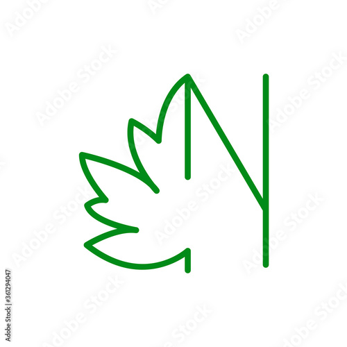 Concepto hoja de árbol. Logotipo lineal letra N con mitad hoja de arce en color verde