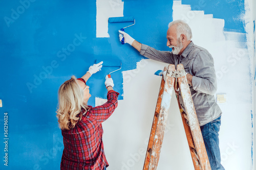 Fotografie Happy senior couple renovating their home