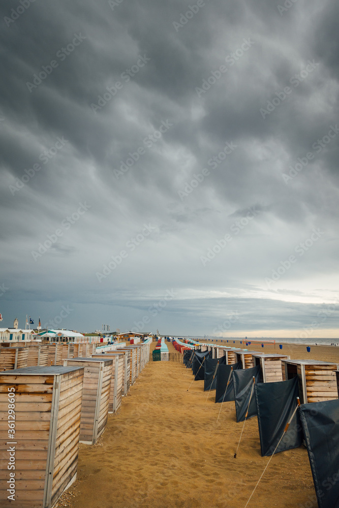 cabines de plage sur une plage de la mer du nord