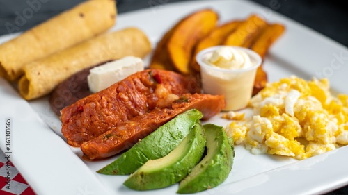 Fotografie Closeup shot of a white plate with traditional Honduran breakfast