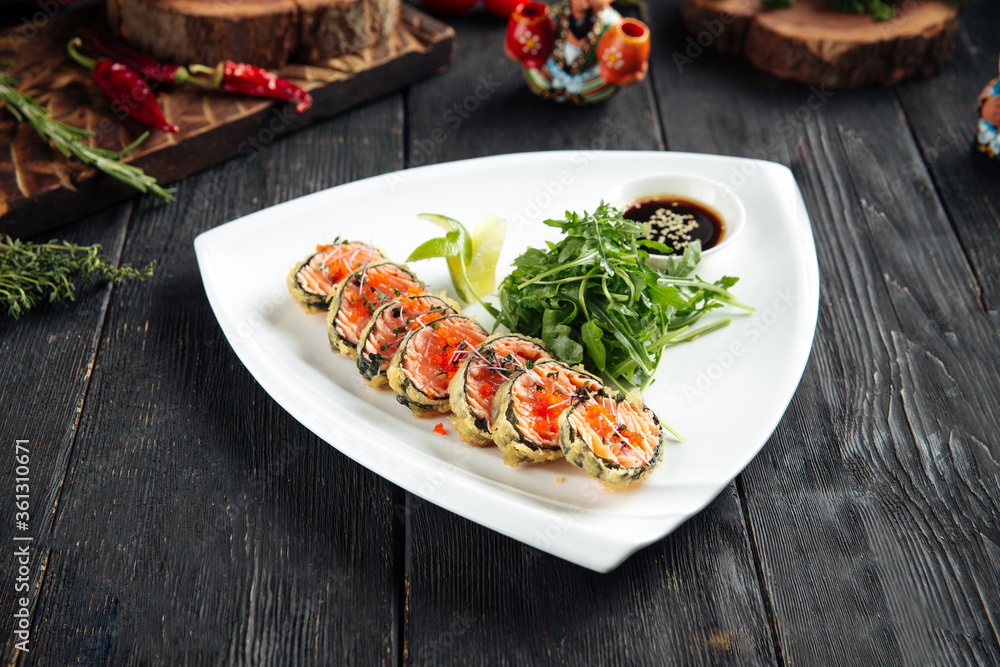 Deep-fried salmon rolls with arugula and soy sauce