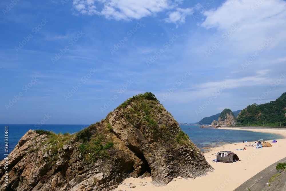 日本海と夏の笹川流れ。村上、新潟、日本。8月上旬。 日本海と夏の笹川流れ。村上、新潟、日本。8月上旬。