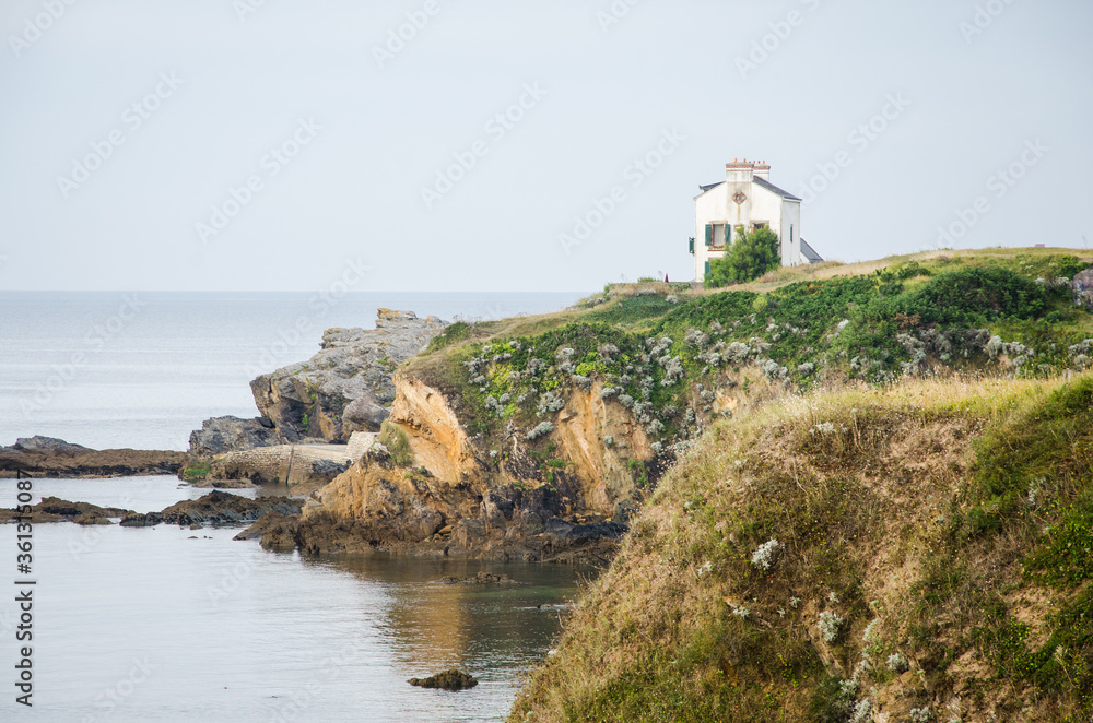 une maison au bord de l'océan. une maison sur la côte de Bretagne. Une maison au bord de la mer.