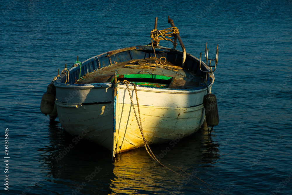 Obraz premium Francja , Prowansja , sierpień 2019 , łódź w zatoce tulońskiej