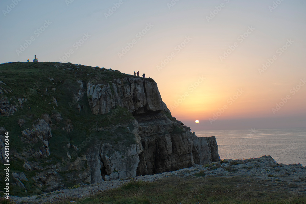 Sonnenuntergang am Felsvorsprung Punta del Dichoso, Suances an der Grünen Küste, Costa Verde, Kantabrien, Nordspanien