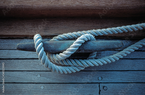 Obraz na plátně close up of boat cleat on dock with tied line