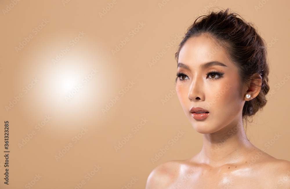 Φωτογραφία Fashion Asian Woman wet oil skin care has beautiful hair style
