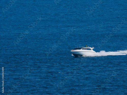 A speed boat running and splashing at the ocean