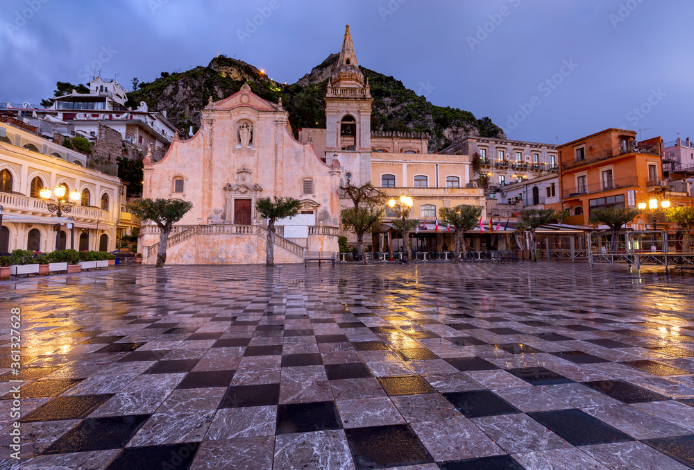 Obraz premium Taormina. The old stone church at dawn.