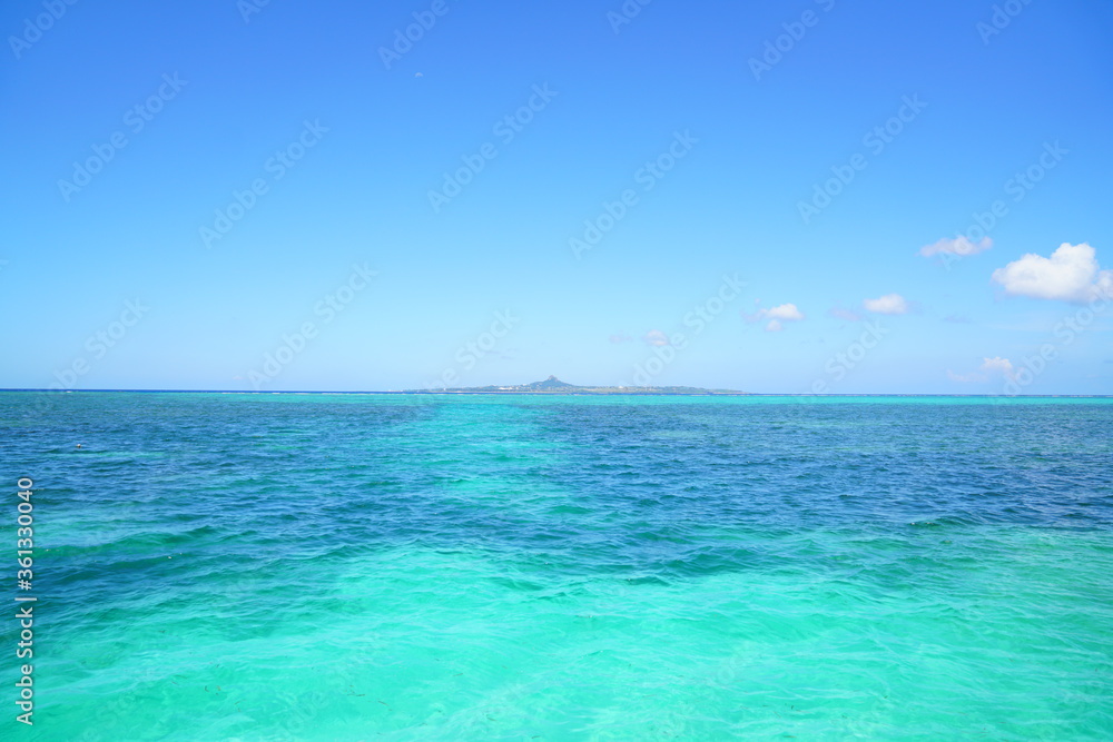 伊江島とエメラルドグリーンの海