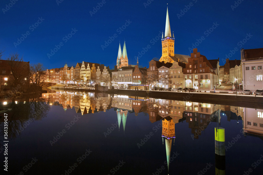 Fototapeta premium Stadtansicht bei Nacht von Lübeck
