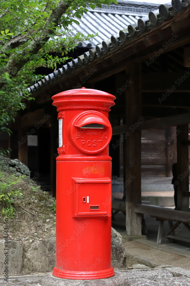 赤い古いポスト 赤い古いポスト