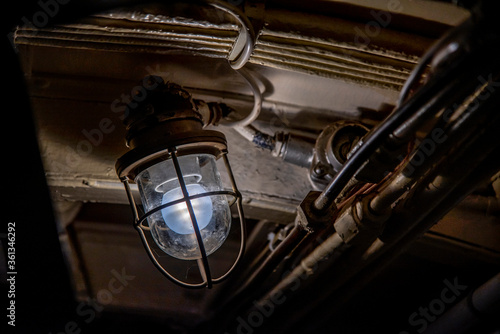 Lampe und Leitungen in einem stillgelegten U-Boot © Beat