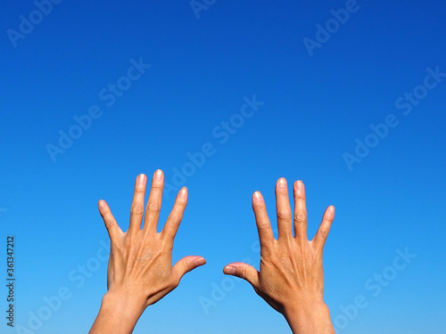 空に向けて広げた日本人男性の手