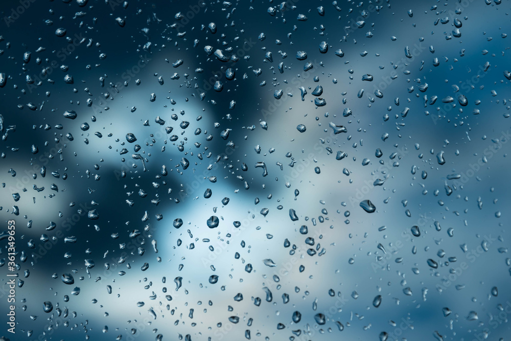 Szyba okienna pokryta kroplami deszczu. - obrazy, fototapety, plakaty 