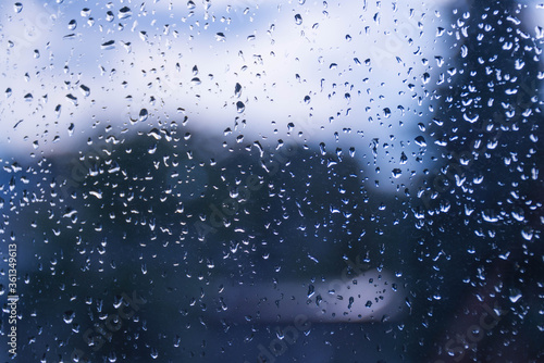 Szyba okienna pokryta kroplami deszczu.