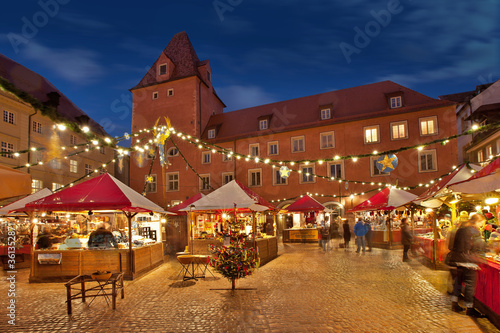 Weihnachtsmarkt Lucrezia Markt Regensburg zur blauen Stunde