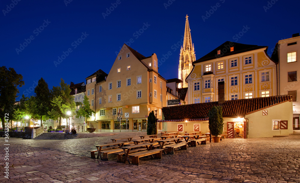 historische Wurstkuch´l Regensburg  die älteste Wurstbraterei der welt, zur blauen Stunde mit Dom St Peter