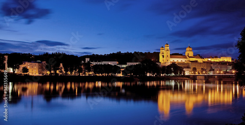 Stephans Dom Passau mit spiegelung zur blauen Stunde