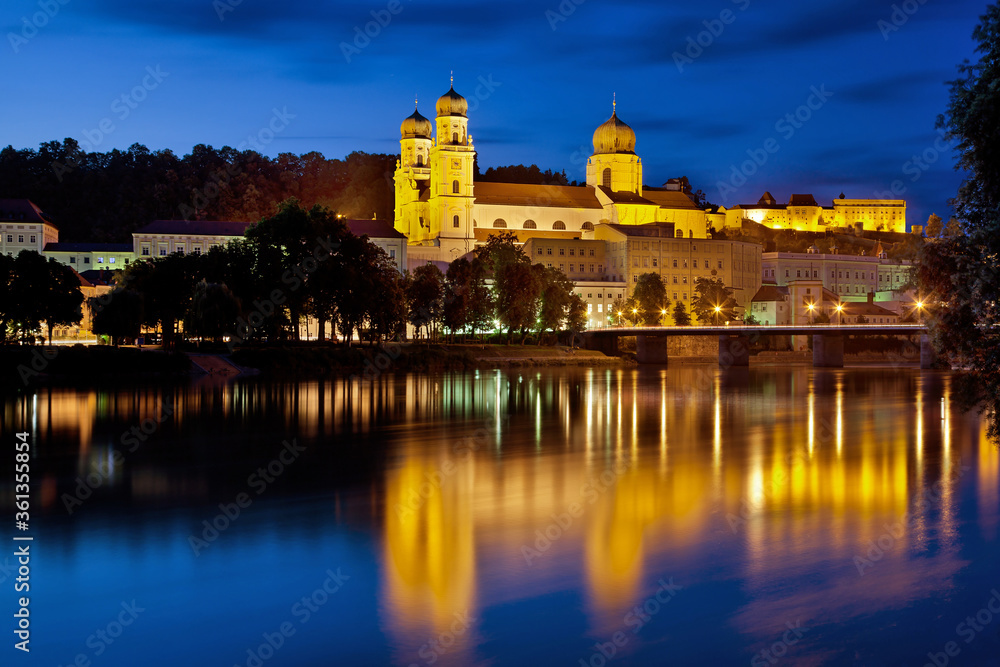 Stephans Dom Passau mit spiegelung zur blauen Stunde