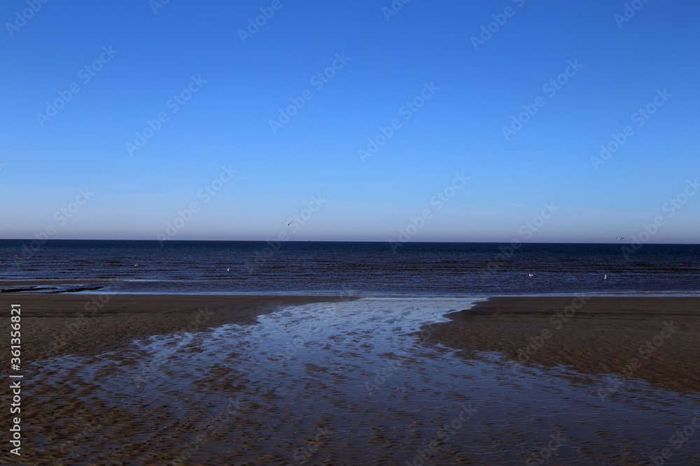 Wattenmeer, Strand bei Ebbe and der Nordsee Küste bei Sonnenschein