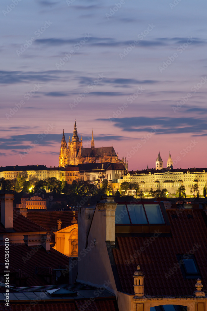 Blick über die Karlsbrücke auf St. Vitus Kirche auf Burg Hradschin in Prag bei Sonnenuntergang