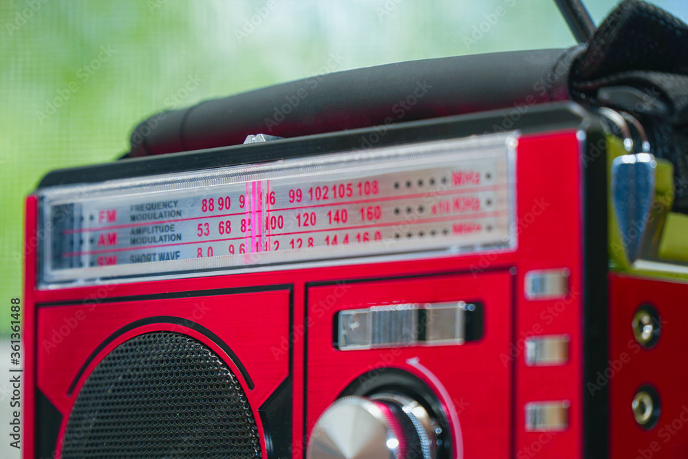 Obraz premium Old radio receiver with analog tuning scale