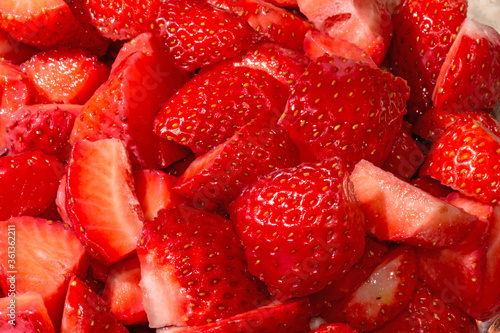 Frische Erdbeeren aufgeschnitten für Obstsalat