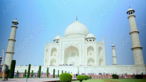 Time lapse of tourists visiting the Taj Mahal