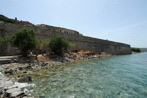 Flanc de Perino de la forteresse de Spinalonga à Élounda près d'Agios Nikolaos en Crète photo